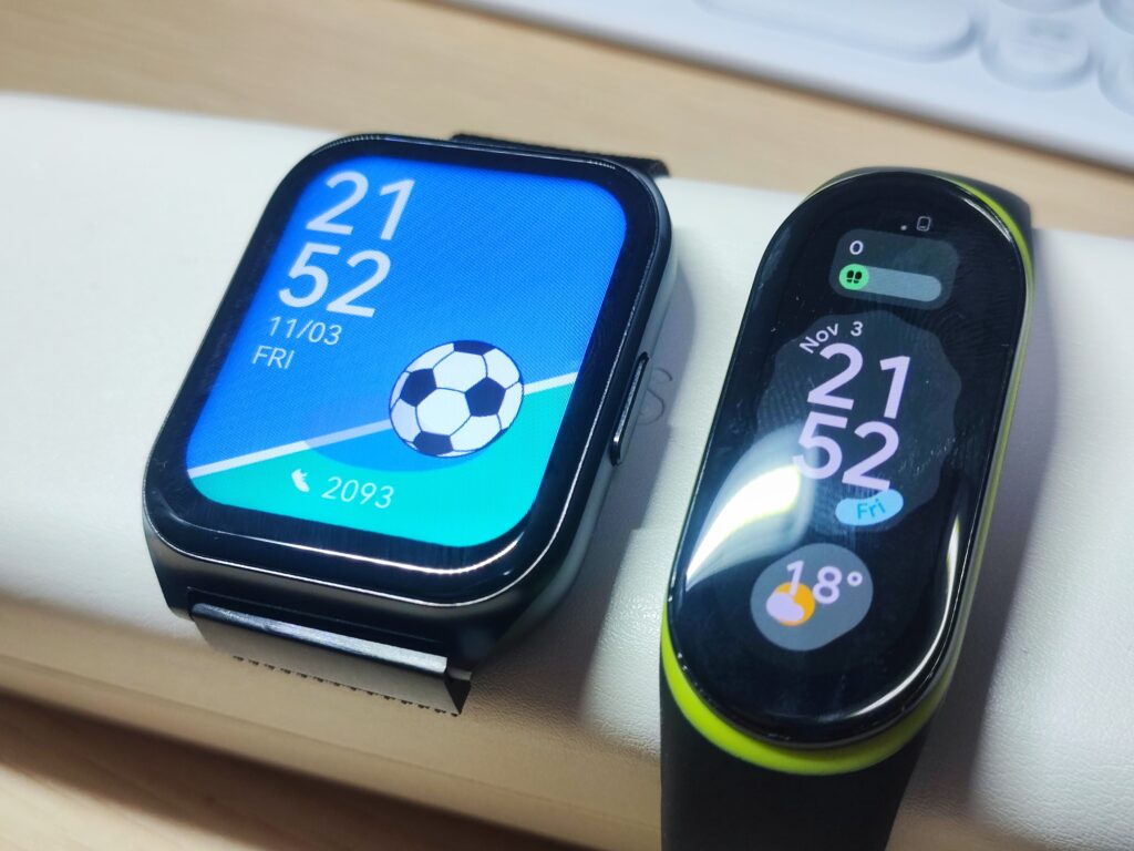 画像は隣同士に並べてみたものです。右：Haylou Watch 2 Pro　左：Xiaomi SmartBand7