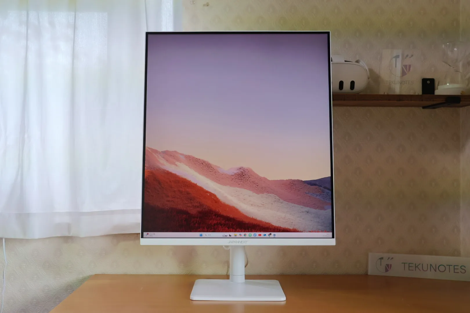 レビュー】カメラが飛び出る16:18の縦長ホワイトモニター│JAPANNEXT